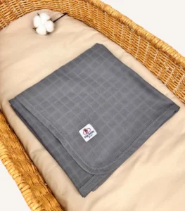 Antrasit tek kat müslin kumaştan biyeli, nakış seçenekli bebek battaniyesi