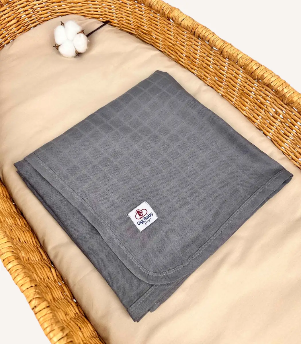 antrasit-biyeli-muslin-battaniye Antrasit tek kat müslin kumaştan biyeli, nakış seçenekli bebek battaniyesi