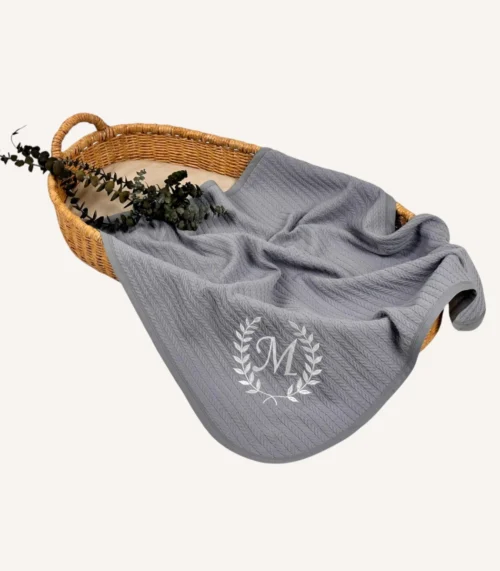 Antrasit örgü pike kumaştan biyeli, nakış seçenekli bebek battaniyesi