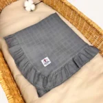 Antrasit tek kat müslin kumaştan fırfırlı, nakış seçenekli bebek battaniyesi