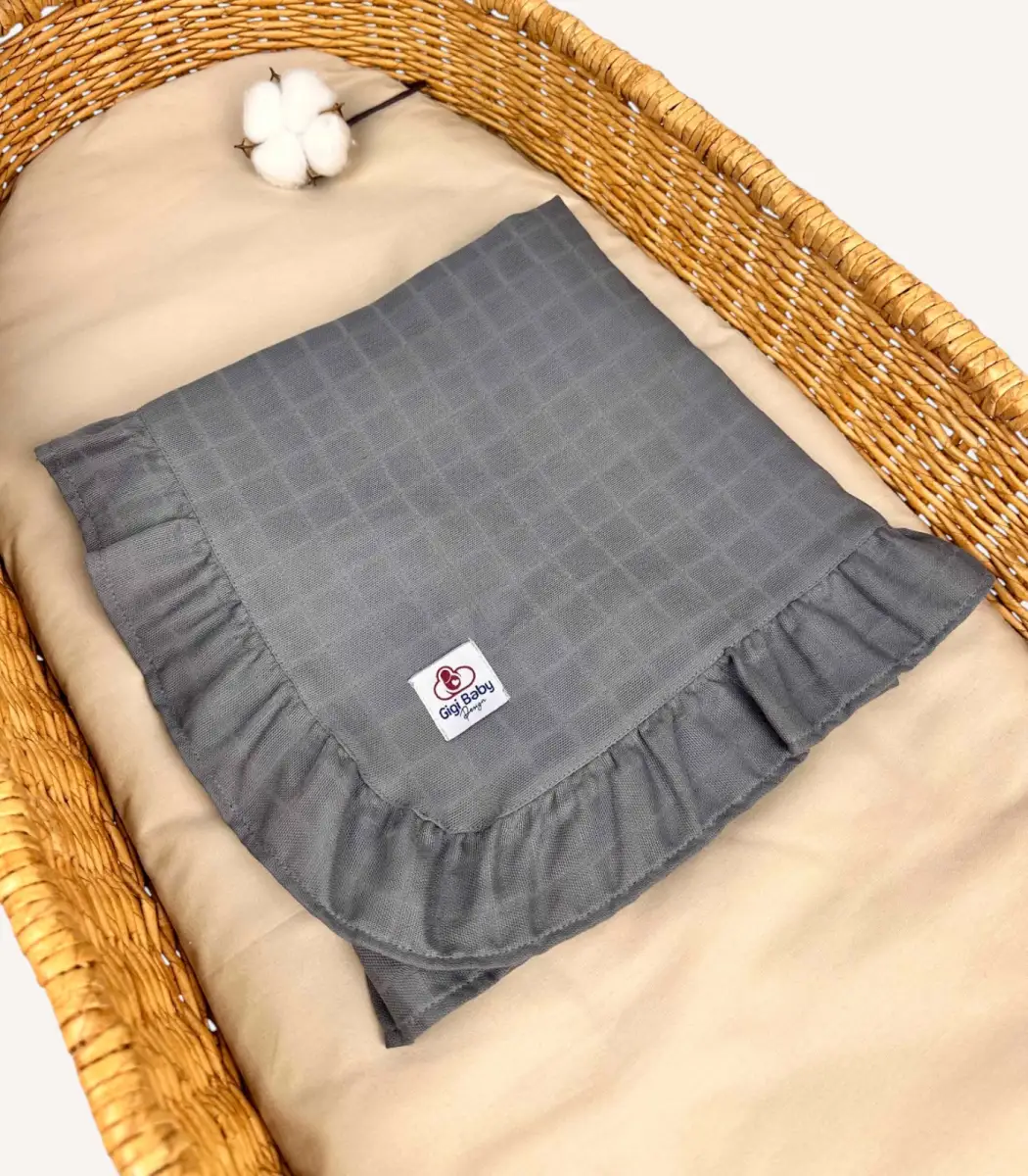 antrasit-firfirli-muslin-battaniye Antrasit tek kat müslin kumaştan fırfırlı, nakış seçenekli bebek battaniyesi