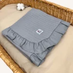 Antrasit örgü pike kumaştan fırfırlı, nakış seçenekli bebek battaniyesi