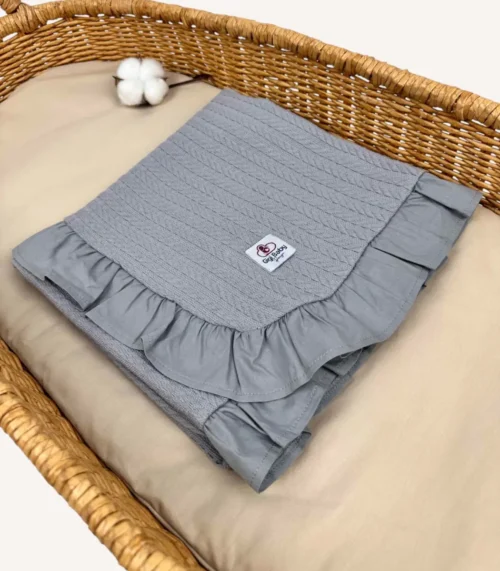 Antrasit örgü pike kumaştan fırfırlı, nakış seçenekli bebek battaniyesi