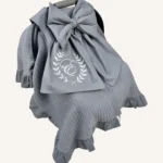 Antrasit örgü pike puset örtüsü, fiyonklu, ortadan yırtmaçlı çıtçıtlı model, fırfırlı kenarlı, %100 pamuk bebek puset örtüsü