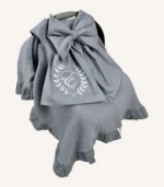 Antrasit örgü pike puset örtüsü, fiyonklu, ortadan yırtmaçlı çıtçıtlı model, fırfırlı kenarlı, %100 pamuk bebek puset örtüsü