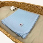 Bebek mavisi tek kat müslin kumaştan biyeli, nakış seçenekli bebek battaniyesi