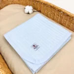 Bebek mavisi örgü pike kumaştan biyeli, nakış seçenekli bebek battaniyesi