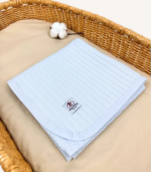 Bebek mavisi örgü pike kumaştan biyeli, nakış seçenekli bebek battaniyesi