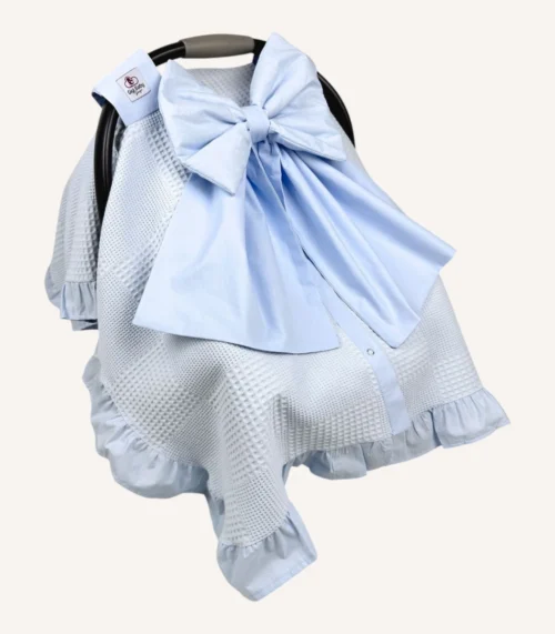 Bebek mavisi dama pike puset örtüsü, fiyonklu, ortadan yırtmaçlı çıtçıtlı model, fırfırlı kenarlı, %100 pamuk bebek puset örtüsü