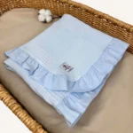 Bebek mavisi dama pike kumaştan fırfırlı, nakış seçenekli bebek battaniyesi