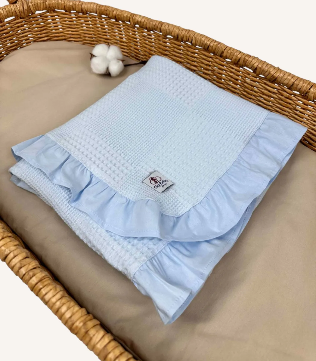 bebek-mavisi-firfirli-dama-pike-battaniye Bebek mavisi dama pike kumaştan fırfırlı, nakış seçenekli bebek battaniyesi