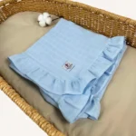 Bebek mavisi tek kat müslin kumaştan fırfırlı, nakış seçenekli bebek battaniyesi