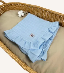 Bebek mavisi tek kat müslin kumaştan fırfırlı, nakış seçenekli bebek battaniyesi