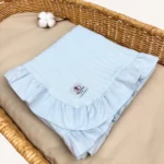 Bebek mavisi örgü pike kumaştan fırfırlı, nakış seçenekli bebek battaniyesi