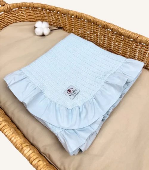 Bebek mavisi örgü pike kumaştan fırfırlı, nakış seçenekli bebek battaniyesi