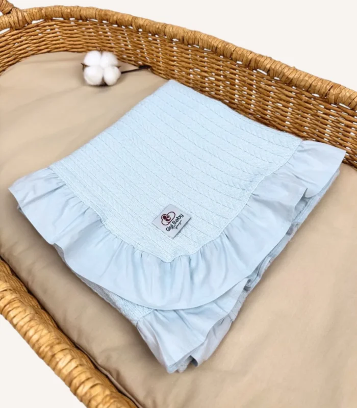 Bebek mavisi örgü pike kumaştan fırfırlı, nakış seçenekli bebek battaniyesi