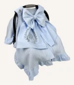 Bebek mavisi örgü pike puset örtüsü, fiyonklu, ortadan yırtmaçlı çıtçıtlı model, fırfırlı kenarlı, %100 pamuk bebek puset örtüsü