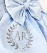 Bebek mavisi örgü pike puset örtüsü, fiyonklu, ortadan yırtmaçlı çıtçıtlı model, fırfırlı kenarlı, %100 pamuk bebek puset örtüsü