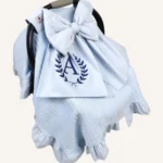 Bebek mavisi örgü pike puset örtüsü, fiyonklu, ortadan yırtmaçlı çıtçıtlı model, fırfırlı kenarlı, %100 pamuk bebek puset örtüsü