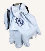 Bebek mavisi örgü pike puset örtüsü, fiyonklu, ortadan yırtmaçlı çıtçıtlı model, fırfırlı kenarlı, %100 pamuk bebek puset örtüsü