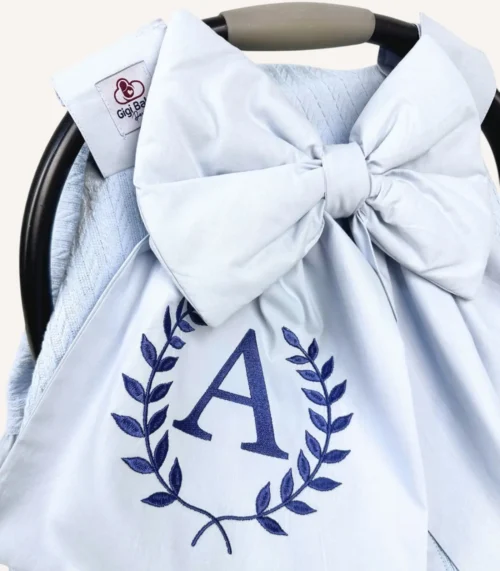 Bebek mavisi örgü pike puset örtüsü, fiyonklu, ortadan yırtmaçlı çıtçıtlı model, fırfırlı kenarlı, %100 pamuk bebek puset örtüsü