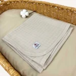 Bej tek kat müslin kumaştan biyeli, nakış seçenekli bebek battaniyesi