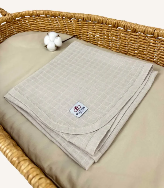 Bej tek kat müslin kumaştan biyeli, nakış seçenekli bebek battaniyesi