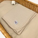 Bej örgü pike kumaştan biyeli, nakış seçenekli bebek battaniyesi