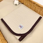 Bej örgü pike kumaştan, kahverengi biyeli, nakış seçenekli bebek battaniyesi