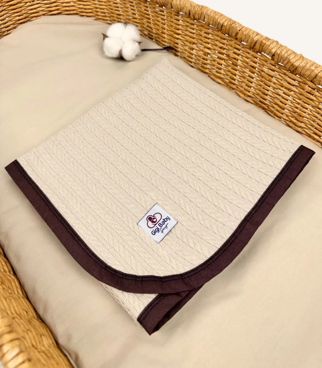 bej-biyeli-pike-battaniye-2 Bej örgü pike kumaştan, kahverengi biyeli, nakış seçenekli bebek battaniyesi