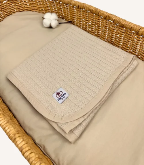 Bej örgü pike kumaştan biyeli, nakış seçenekli bebek battaniyesi