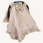 Bej dama pike puset örtüsü, mini fiyonklu, ortadan yırtmaçlı çıtçıtlı model, fırfırlı kenarlı, %100 pamuk bebek puset örtüsü