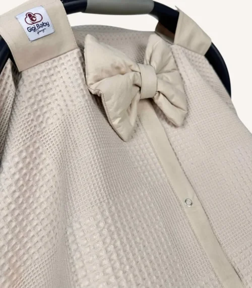 Bej dama pike puset örtüsü, mini fiyonklu, ortadan yırtmaçlı çıtçıtlı model, fırfırlı kenarlı, %100 pamuk bebek puset örtüsü