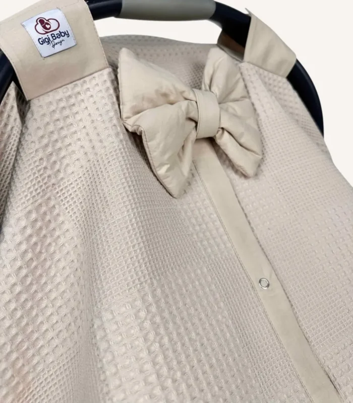 Bej dama pike puset örtüsü, mini fiyonklu, ortadan yırtmaçlı çıtçıtlı model, fırfırlı kenarlı, %100 pamuk bebek puset örtüsü