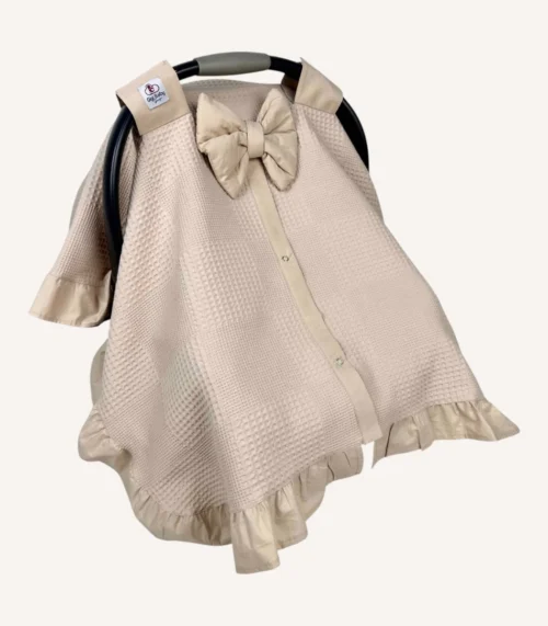 Bej dama pike puset örtüsü, mini fiyonklu, ortadan yırtmaçlı çıtçıtlı model, fırfırlı kenarlı, %100 pamuk bebek puset örtüsü