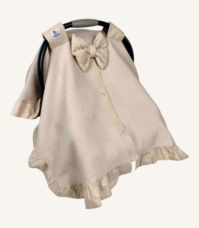 Bej dama pike puset örtüsü, mini fiyonklu, ortadan yırtmaçlı çıtçıtlı model, fırfırlı kenarlı, %100 pamuk bebek puset örtüsü