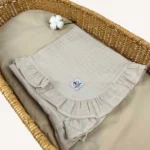 Bej tek kat müslin kumaştan fırfırlı, nakış seçenekli bebek battaniyesi