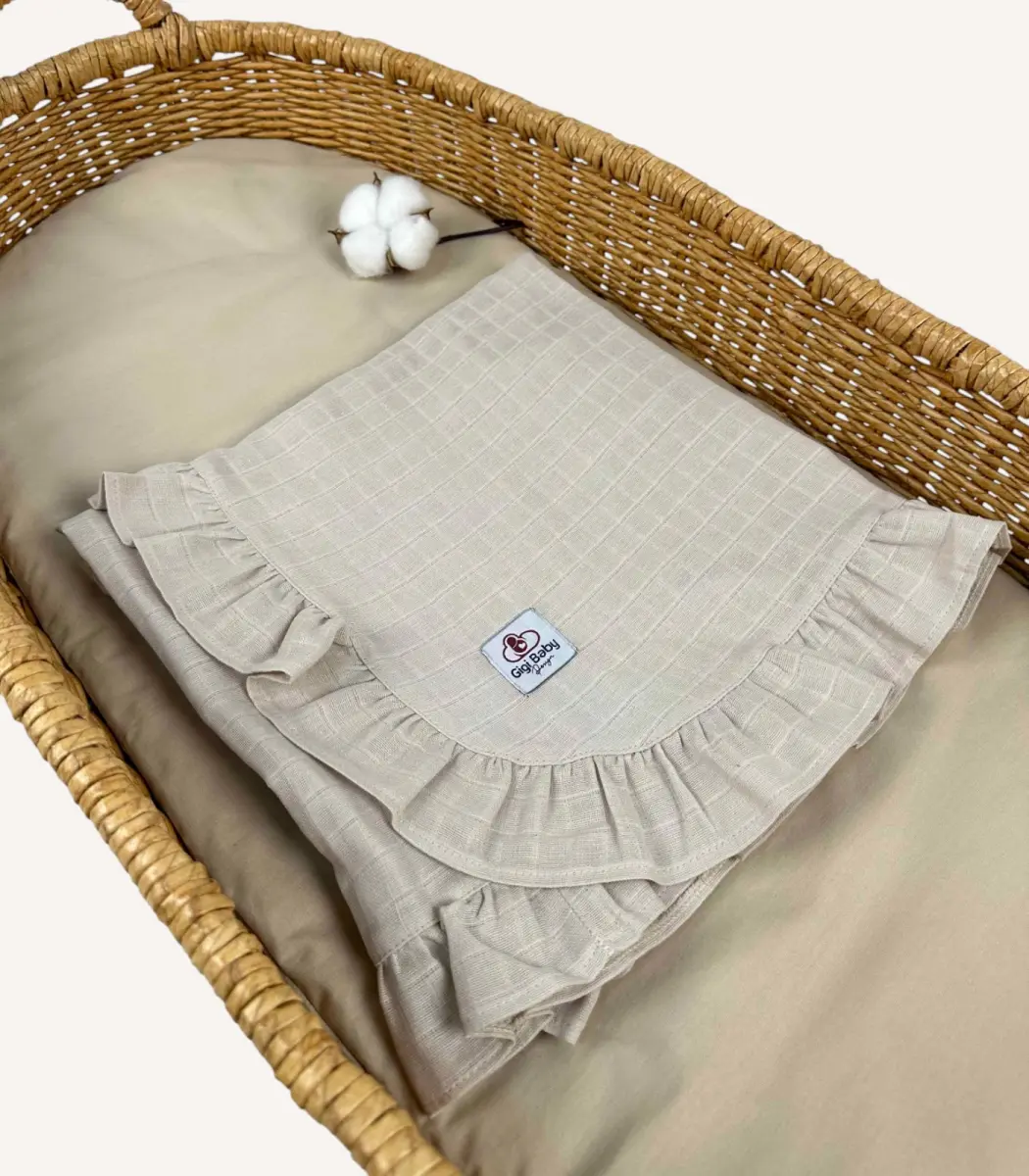 bej-firfirli-muslin-battaniye Bej tek kat müslin kumaştan fırfırlı, nakış seçenekli bebek battaniyesi