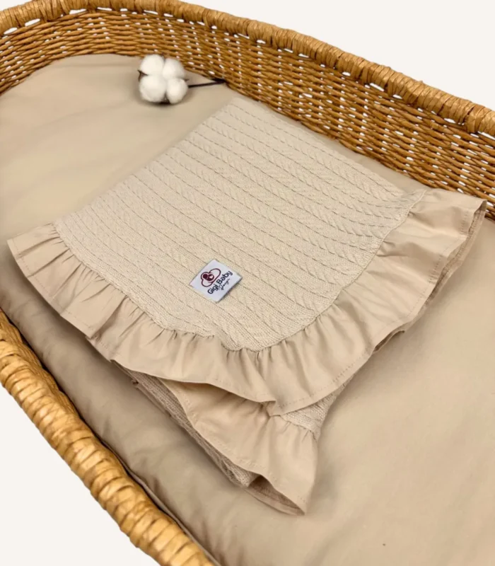 Bej örgü pike kumaştan fırfırlı, nakış seçenekli bebek battaniyesi