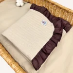 Bej örgü pike kumaştan, kahverengi fırfırlı, nakış seçenekli bebek battaniyesi