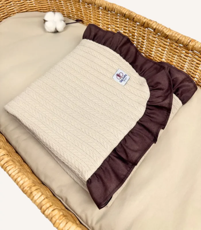 Bej örgü pike kumaştan, kahverengi fırfırlı, nakış seçenekli bebek battaniyesi