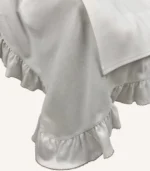 Ekru organik pamuk interlok, kenarları fırfırlı ve fırfır kenarlarında kroşe detaylı puset örtüsü