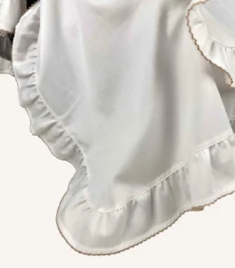 Ekru pamuk saten, kapakta ve kenarlarda fırfırlı, kroşe detaylı kapaklı puset örtüsü