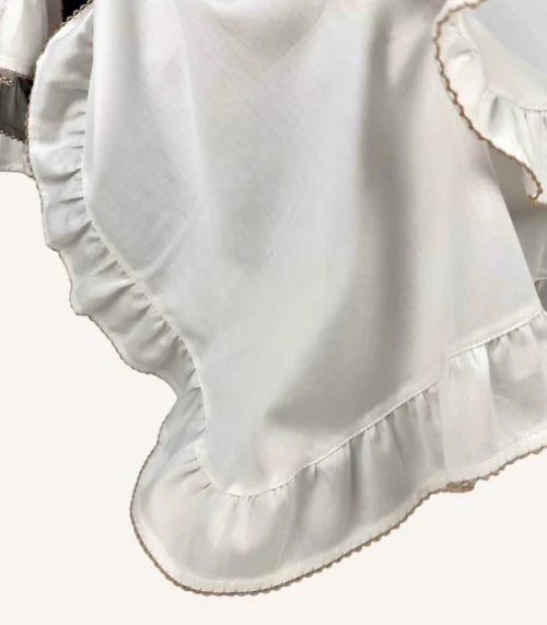 Ekru pamuk saten, kapakta ve kenarlarda fırfırlı, kroşe detaylı kapaklı puset örtüsü