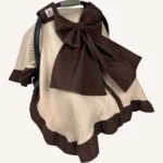 Bej örgü pike puset örtüsü, kahverengi fiyonklu, ortadan yırtmaçlı çıtçıtlı model, fırfırlı kenarlı, %100 pamuk bebek puset örtüsü