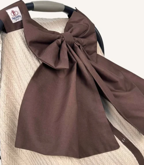 Bej örgü pike puset örtüsü, kahverengi fiyonklu, ortadan yırtmaçlı çıtçıtlı model, fırfırlı kenarlı, %100 pamuk bebek puset örtüsü