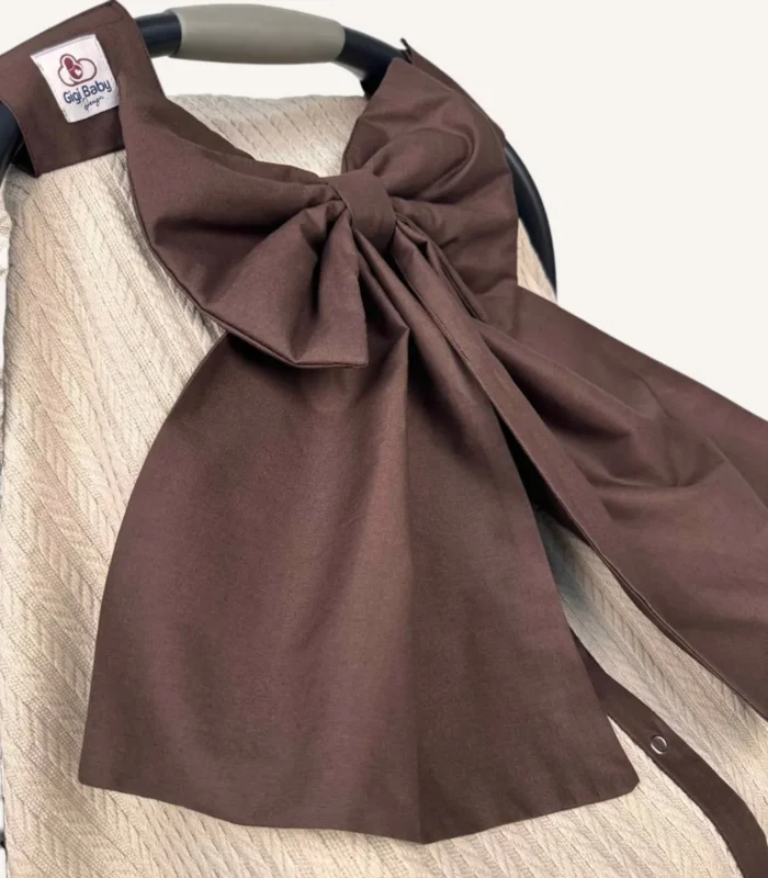 Bej örgü pike puset örtüsü, kahverengi fiyonklu, ortadan yırtmaçlı çıtçıtlı model, fırfırlı kenarlı, %100 pamuk bebek puset örtüsü