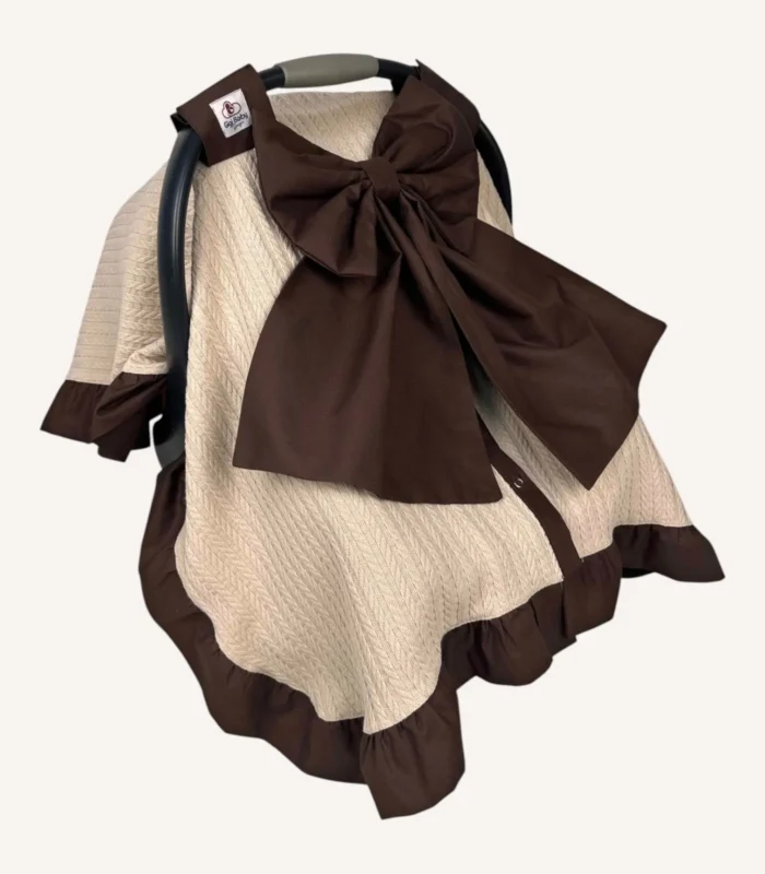 Bej örgü pike puset örtüsü, kahverengi fiyonklu, ortadan yırtmaçlı çıtçıtlı model, fırfırlı kenarlı, %100 pamuk bebek puset örtüsü