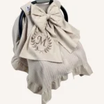 Bej örgü pike puset örtüsü, fiyonklu, ortadan yırtmaçlı çıtçıtlı model, fırfırlı kenarlı, %100 pamuk bebek puset örtüsü