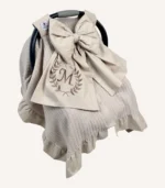 Bej örgü pike puset örtüsü, fiyonklu, ortadan yırtmaçlı çıtçıtlı model, fırfırlı kenarlı, %100 pamuk bebek puset örtüsü